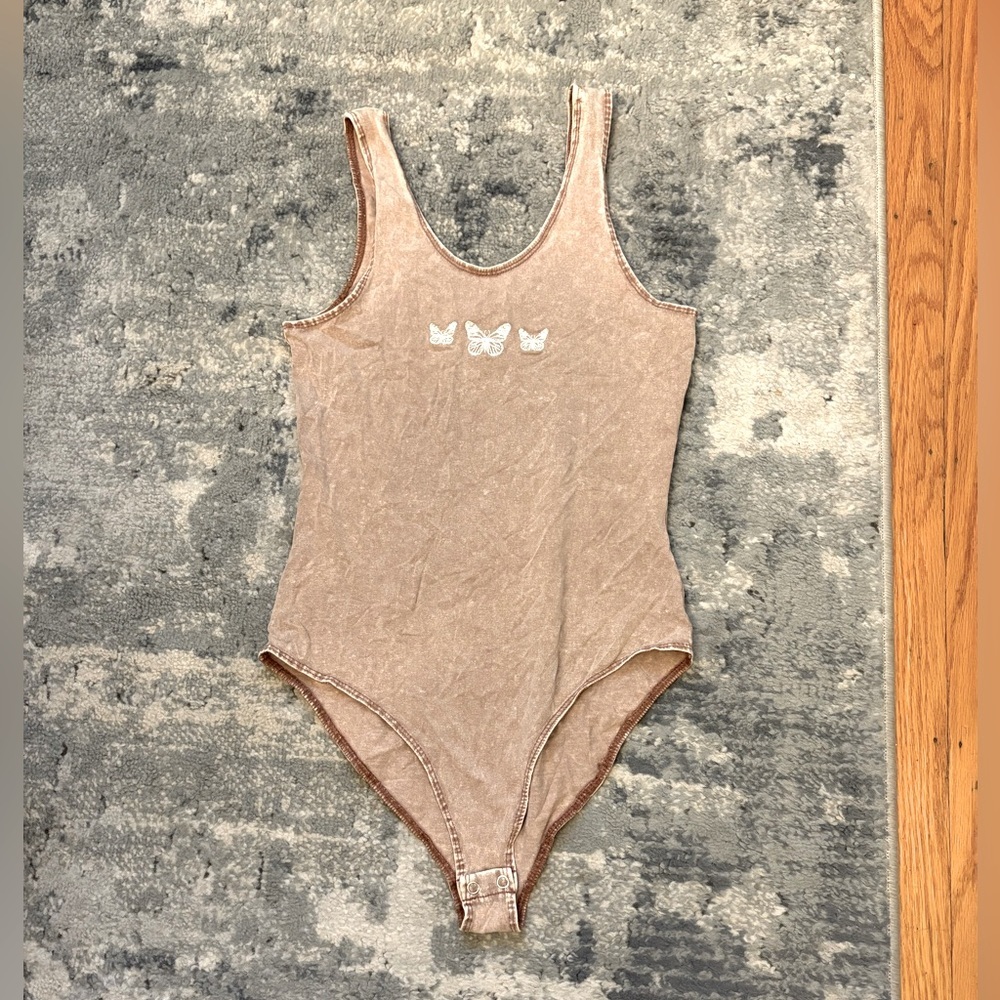 Urban Nation vintage wash embroidered butterfly bodysuit, SZ XS